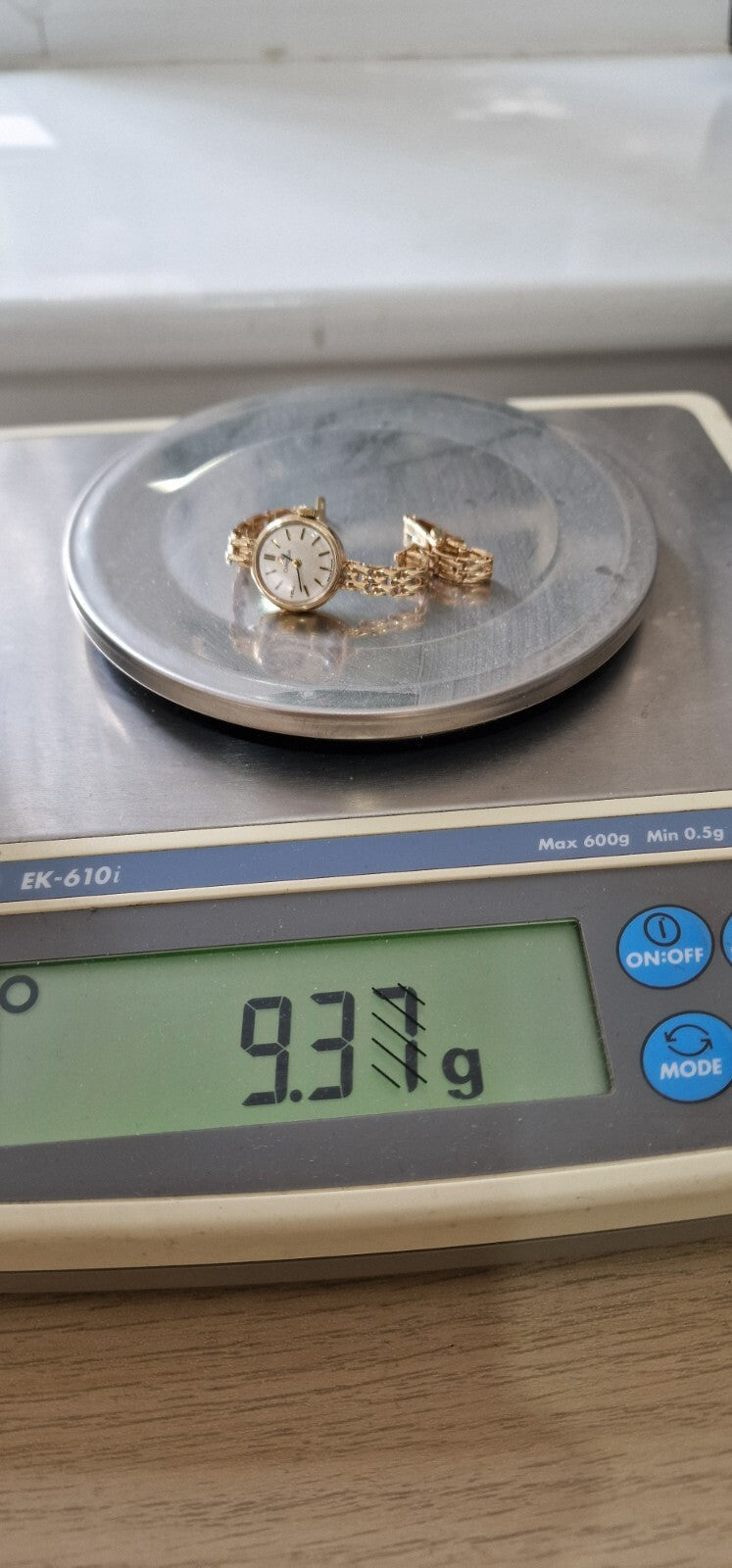 Omega 9ct Gold Vintage 1960's Mechanical Lady's Watch on 9ct Gold Bracelet.