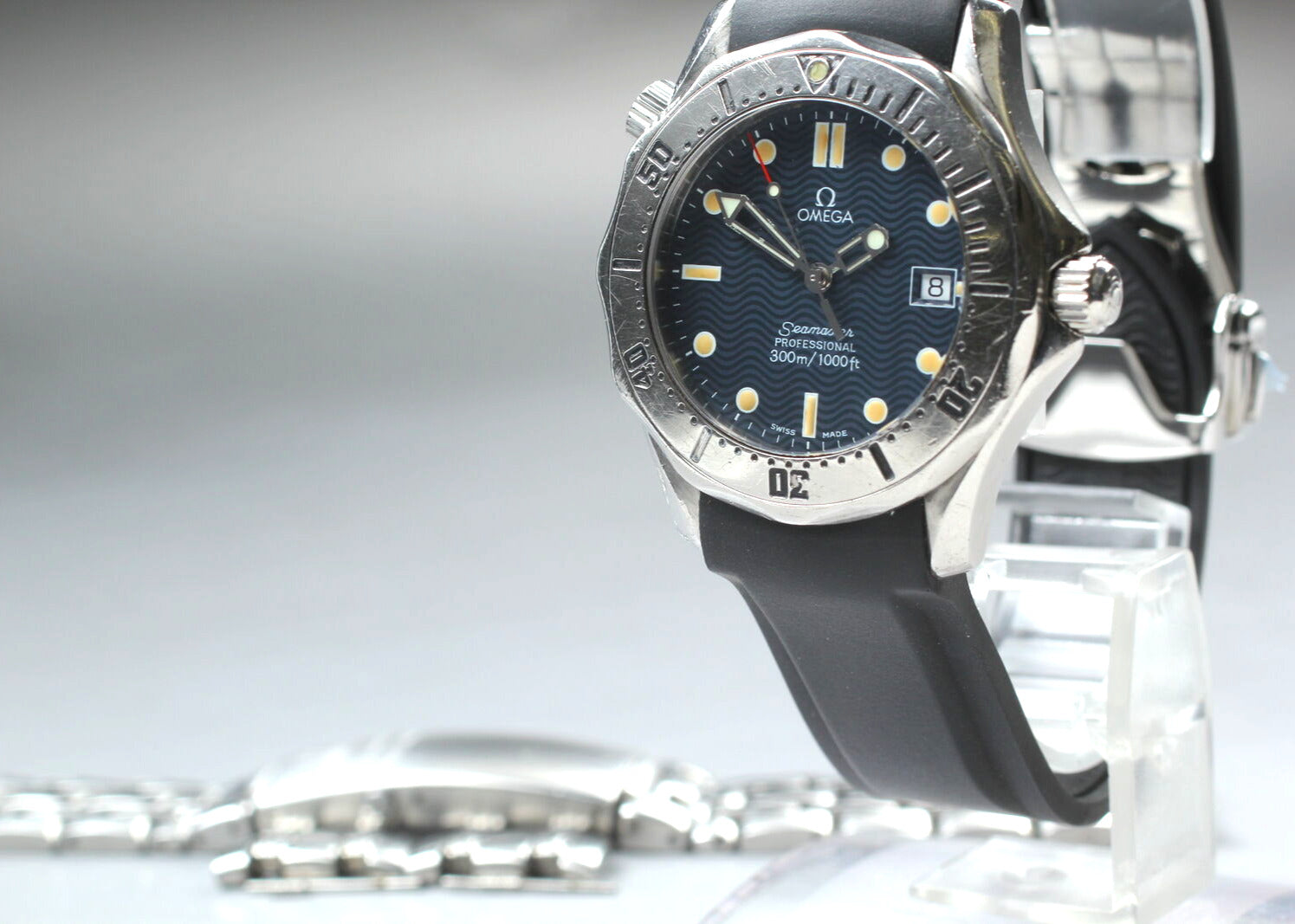 Omega Seamaster 300M QZ 2562.80 Blue Dial Men's Watch - Paper & 2 Bands