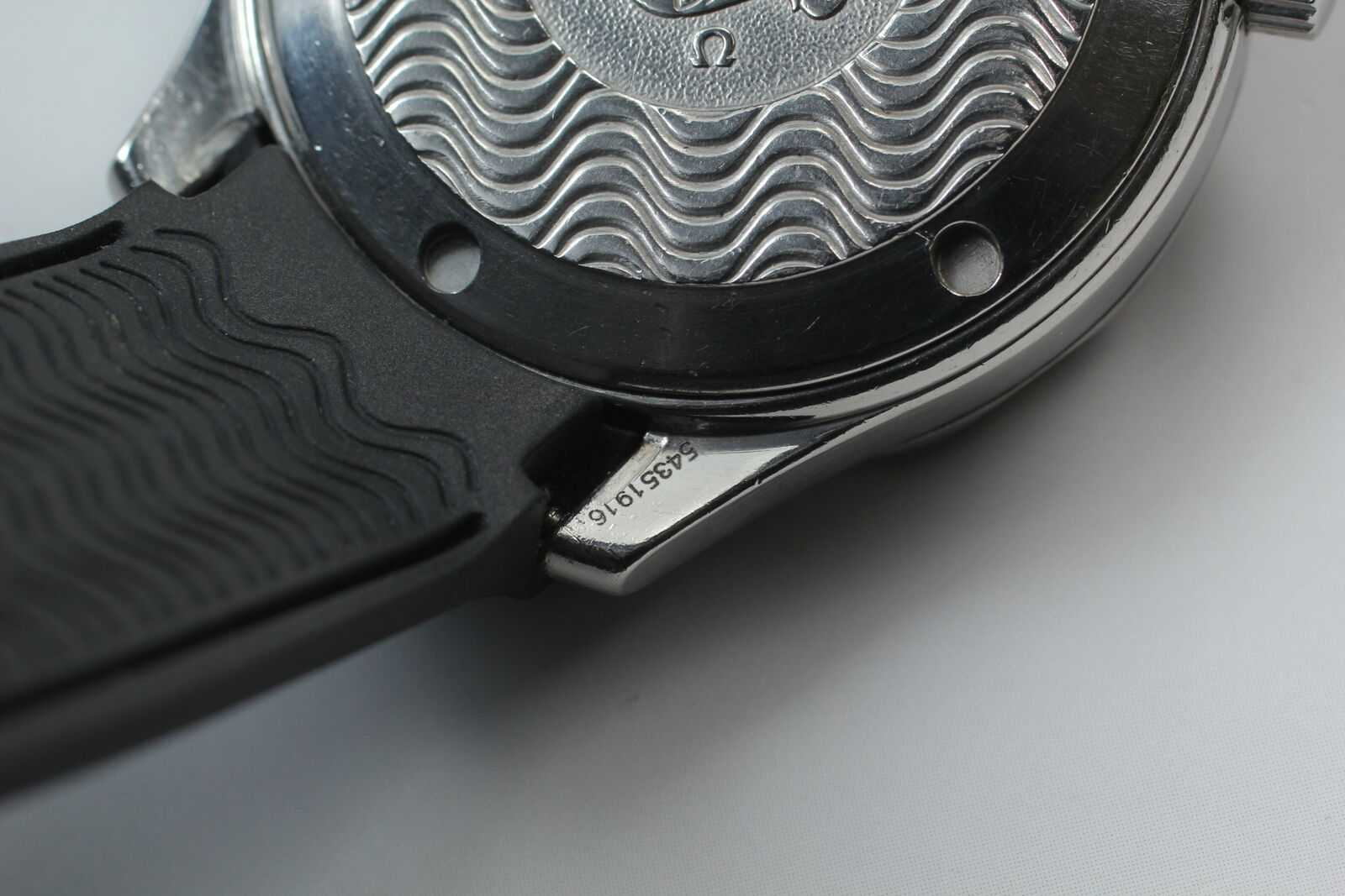 Omega Seamaster 300M QZ 2562.80 Blue Dial Men's Watch - Paper & 2 Bands